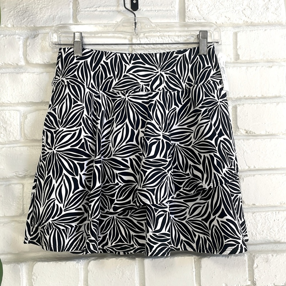 Lands’ End High Waist Tulip Swim
Skort. Black and white abstract floral Sz 2 NWT